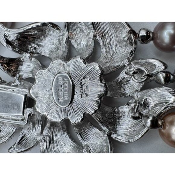 GORGEOUS NOLAN MILLER 3 STRAND FAUX PEARL BIG FLOWER RHINESTONE CLASP NECKLACE - Picture 5 of 11